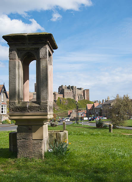 villaggio di bamburgh, northumberland - bamburgh foto e immagini stock