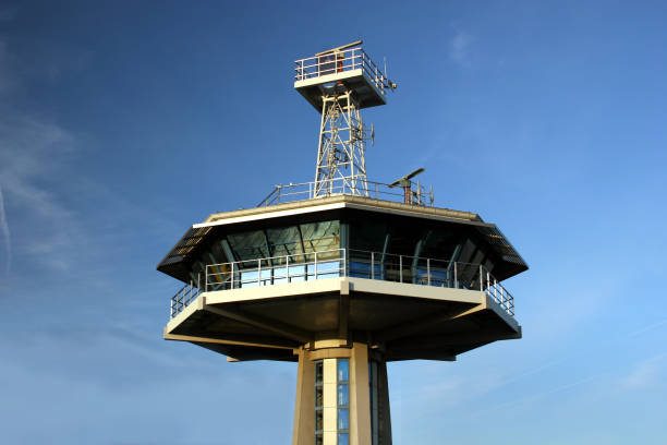 torre no porto de travemünde - control harbor airport tower imagens e fotografias de stock