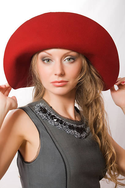 Cтоковое фото Красивая молодая женщина в красной шляпе