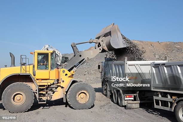 Laden Einen Lkw Stockfoto und mehr Bilder von Beladen - Beladen, Reifen, Arbeiten