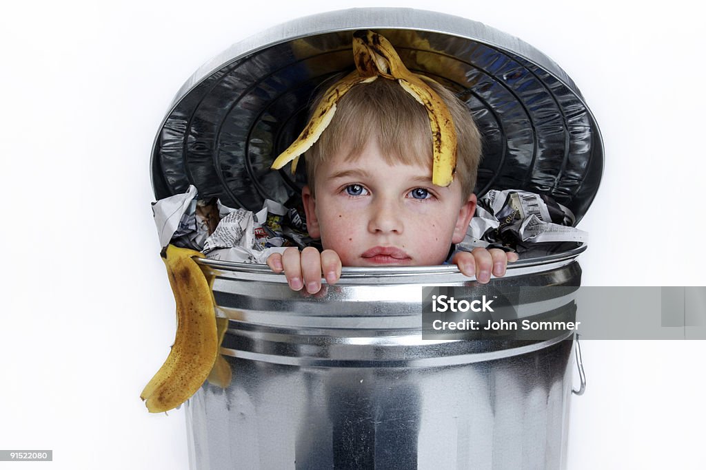 Boy salen de un puede poner verde - Foto de stock de Basura libre de derechos