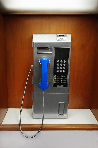 таксплатефон - coin operated pay phone telephone communication стоковые фото и изображения