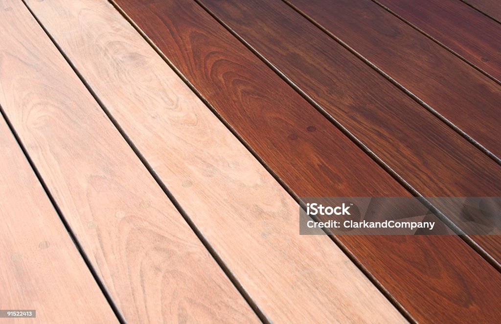 Staining bordo piscina Patio in legno - Foto stock royalty-free di Bricolage