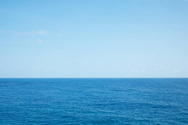 paisagem do mar e o céu - linha do horizonte sobre água - fotografias e filmes do acervo