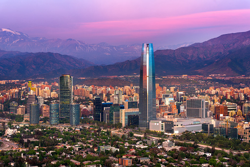 Santiago de Chile y la Cordillera de los Andes en la parte posterior photo