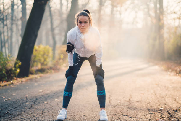 sportsmenka bierze oddech - breathing exercise jogging exercising relaxation exercise zdjęcia i obrazy z banku zdjęć