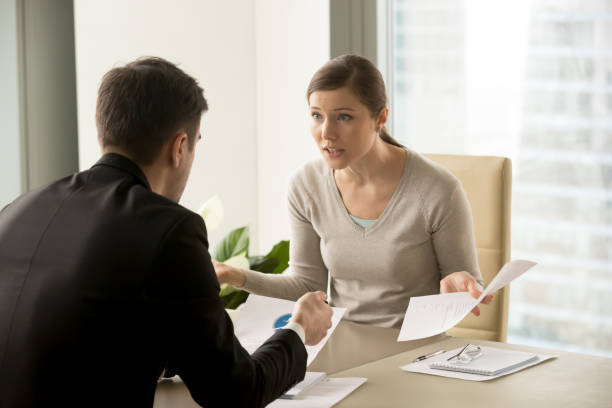 empresaria enojada argumentando con el empresario por falta de documentación en el lugar de trabajo - arguing complaining women conflict fotografías e imágenes de stock