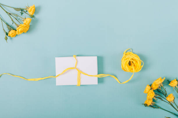 istock Little yellow roses and a gift box 915247436