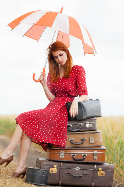 menina com guarda-chuva e malas na zona rural - polka dot suitcase retro revival women - fotografias e filmes do acervo