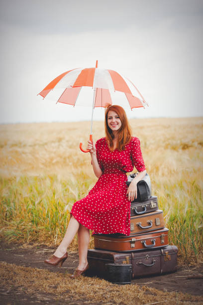 menina com guarda-chuva e malas na zona rural - polka dot suitcase retro revival women - fotografias e filmes do acervo