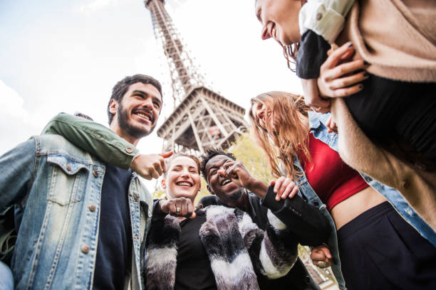 grupo de estudantes universitários em visita a paris - frança com o professor e professores - paris france - fotografias e filmes do acervo