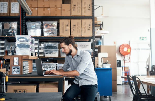 istock Managing the flow of online orders 915253936