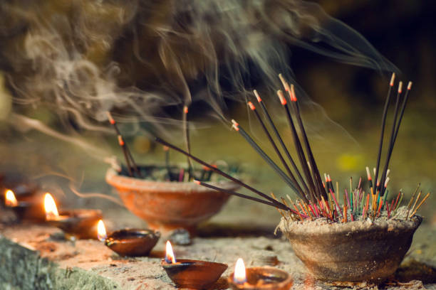 brennenden aromatischen räucherstäbchen. weihrauch für beten buddha oder hindu-götter zu respektieren - buddha fotos stock-fotos und bilder