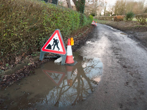 istock road sign triangle construction man digging shovel 915255570