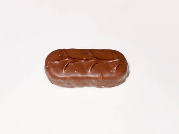 barre de brun chocolat bounty sur alimentation blanc friandises surface - brown chocolate candy bar close up photos et images de collection