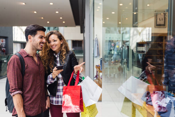 casal no centro comercial - store sale shopping mall window - fotografias e filmes do acervo