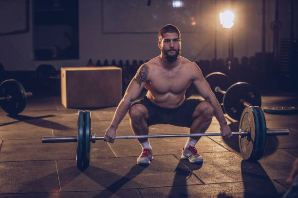 istock Man body building in gym 915263310