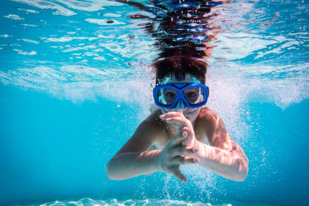menino em máscara de mergulho na piscina - boia equipamento de desporto aquático - fotografias e filmes do acervo