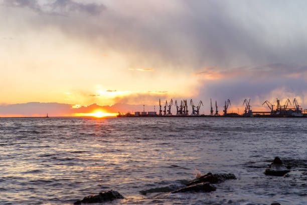 istock Magic sunset on the sea 915267026