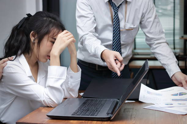 zestresowana przygnębiona młoda azjatycka kobieta biznesu jest obwiniana o szefa w miejscu pracy. - embarrassment men business guilt zdjęcia i obrazy z banku zdjęć