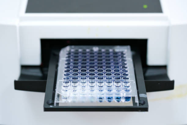 plaque elisa pour mesurer od avec lecteur de microplaques. (96 puits) lecteur de microplaques pour analyse de biochimie. - multi well trays photos et images de collection