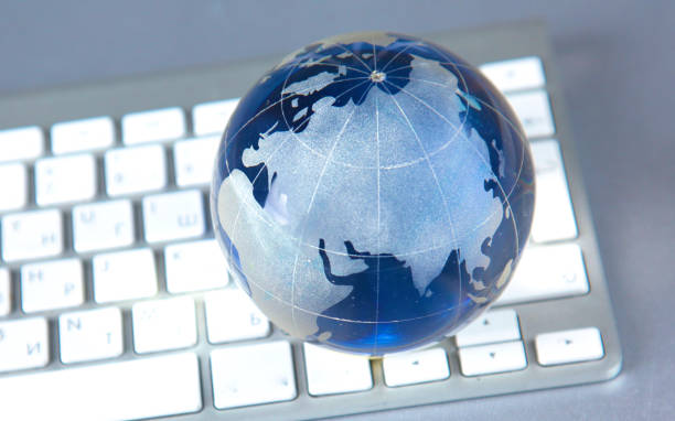istock Cristal globe of the Earth on a Computer 915277032
