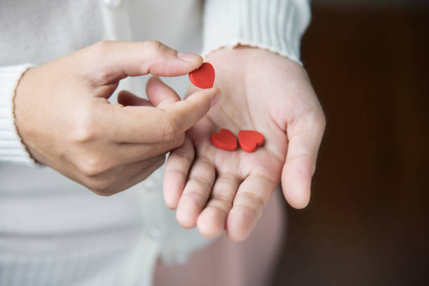istock Female hands is holding pills. 915280568