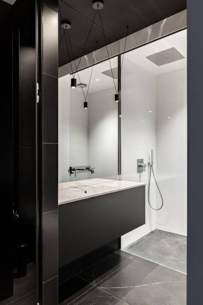 istock Black contemporary bathroom 915287438