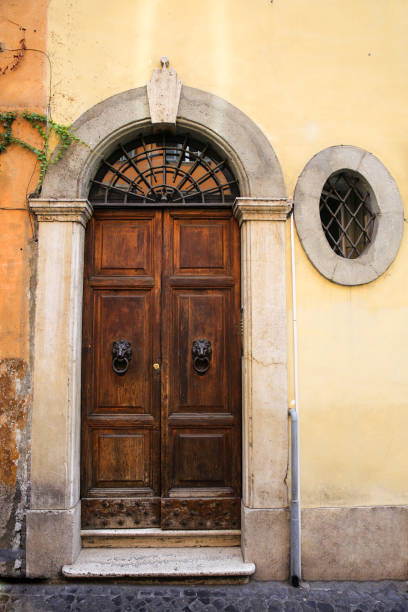 istock Old italian vintage door 915291186