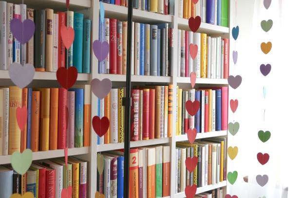 다채로운 책 선반 책 및 그것의 앞에 다채로운 종이 심장 모양 포장 - love hanging indoors studio shot 뉴스 사진 이미지