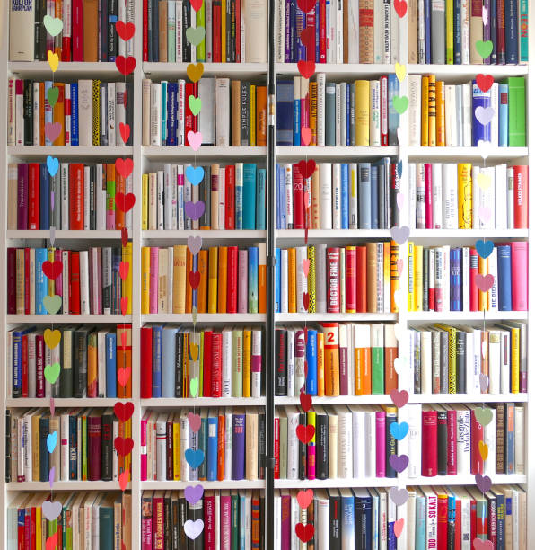 다채로운 책 선반 책 및 그것의 앞�에 다채로운 종이 심장 모양 포장 - love hanging indoors studio shot 뉴스 사진 이미지