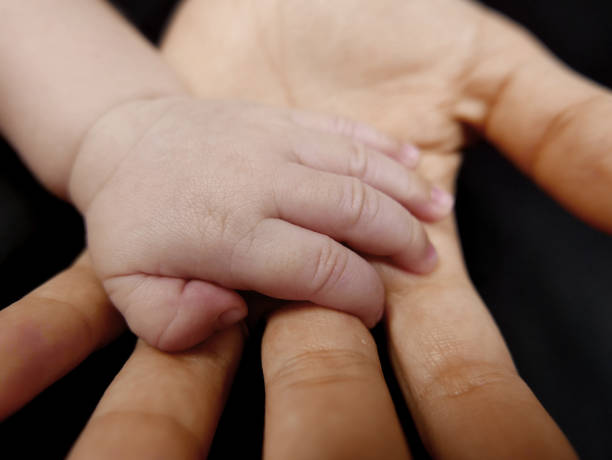 istock motherhand and babyhand 915300574