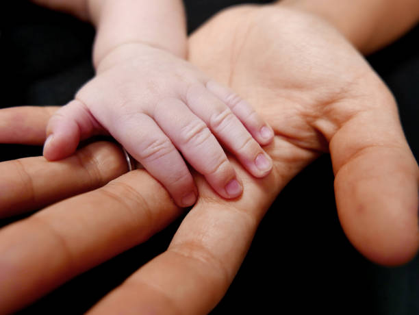 istock motherhand and babyhand 915300876
