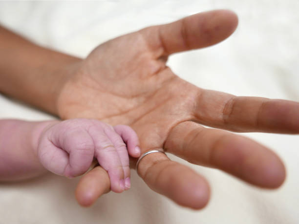 istock motherhand and babyhand 915301050