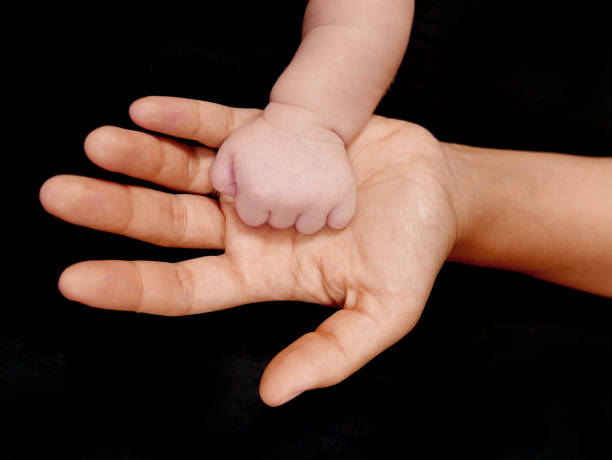 istock motherhand and babyhand 915301100