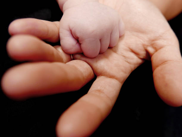 istock motherhand and babyhand 915303372