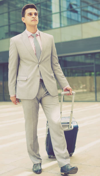 istock Businessman going to business trip 915311024