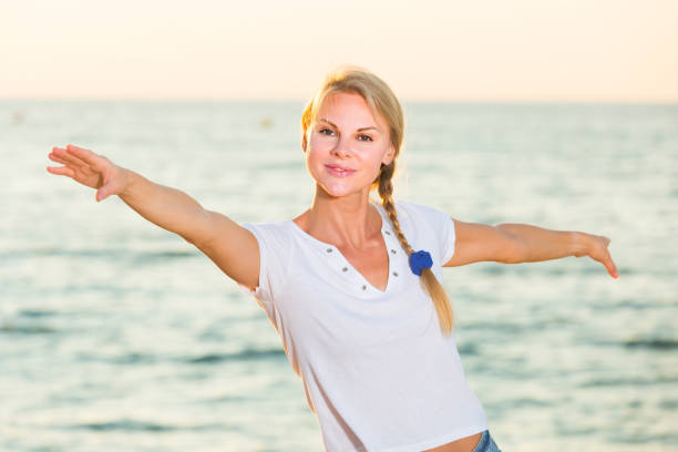 istock Female 25-35 years old is doing excercises on endurance 915311184