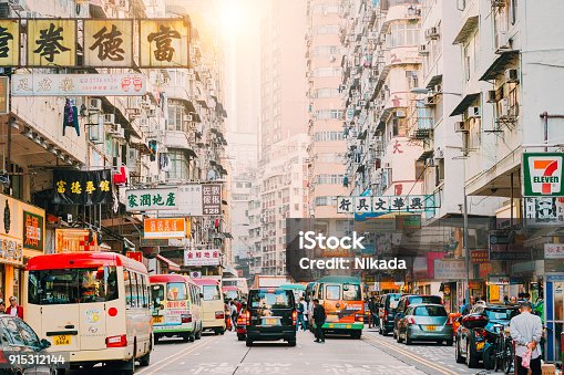istock Hong Kong Street Scene, Mongkok District with traffic 915312144