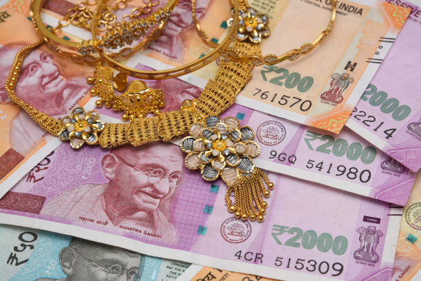 efectivo de india joyas de oro con nuevos billetes de la moneda india dinero - india indian culture women market fotografías e imágenes de stock