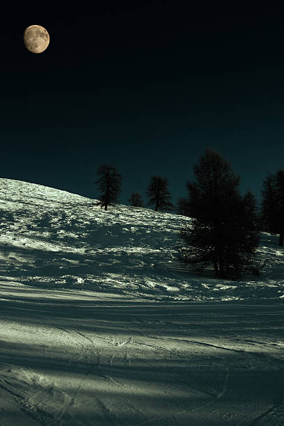 pendiente en la luz de la luna - snowboard apres ski snow nobody fotografías e imágenes de stock