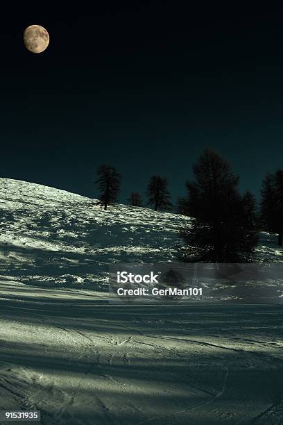 Nachylenie W Światło Księżyca - zdjęcia stockowe i więcej obrazów Alpy - Alpy, Alpy Szwajcarskie, Apres ski