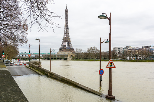 The swollen Seine during the winter flooding episode of January 2018, with the flooded expressway exit in the foreground and the Eiffel tower and Bir-Hakeim bridge in the background.