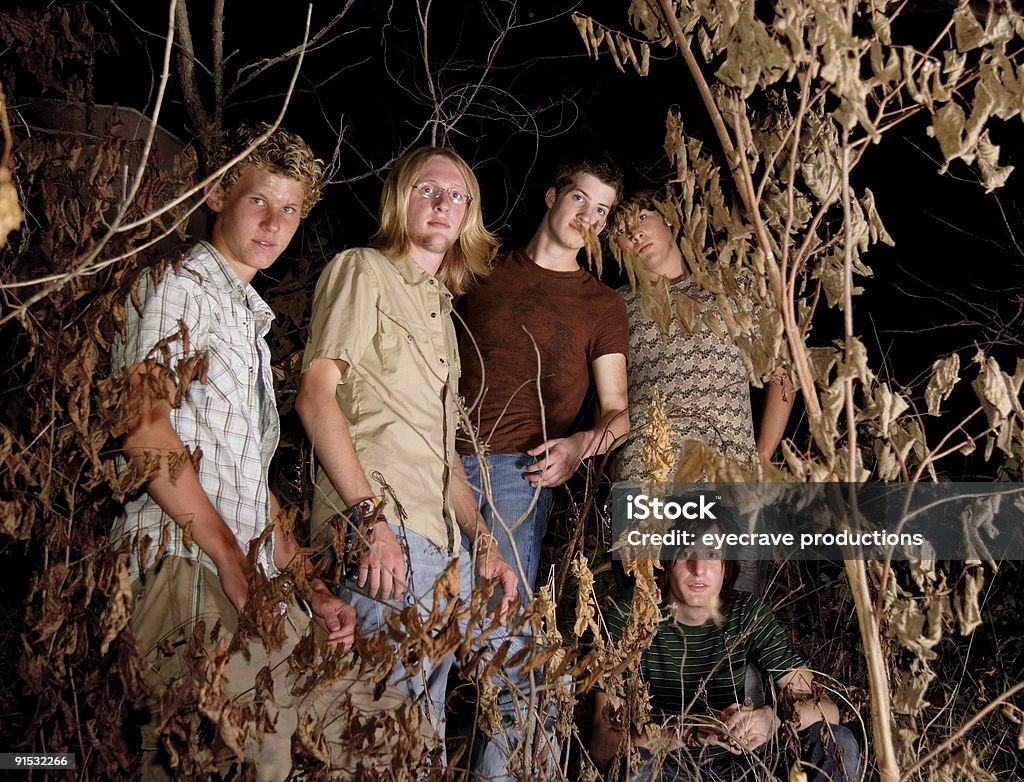 teen rock band en ocultar - Foto de stock de Adolescente libre de derechos