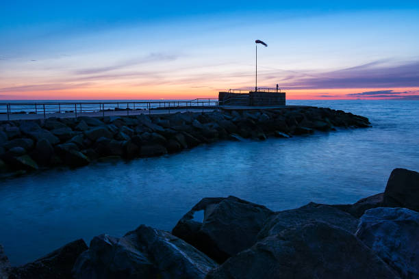 istock Mole on the Baltic Sea coast in Warnemuende, Germany 915328184