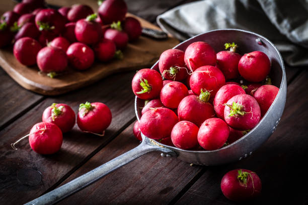 rábano rojo en un colador de metal viejo - radish fotografías e imágenes de stock