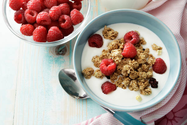 завтрак: гранола с малиной на месте жизни - bowl cereal cereal plant granola стоковые фото и изображения