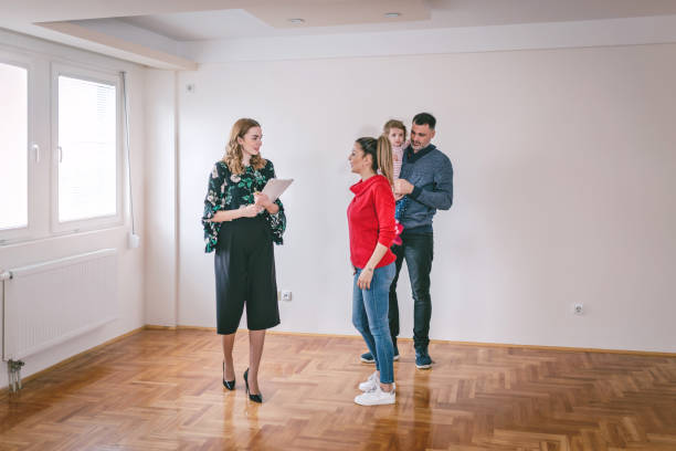 istock Choosing the new apartment 915334906