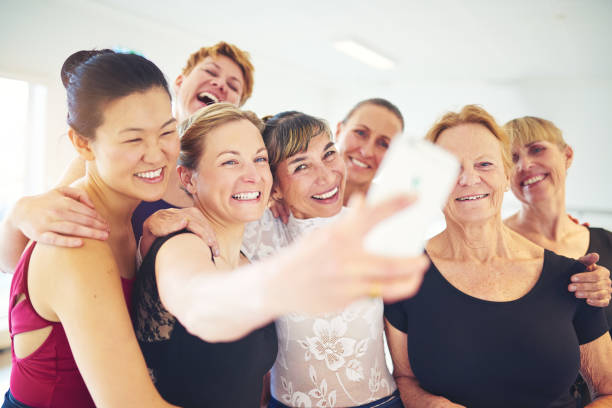 gruppo di amici che si fanno selfie in una lezione di danza - women smiling body cheerful foto e immagini stock