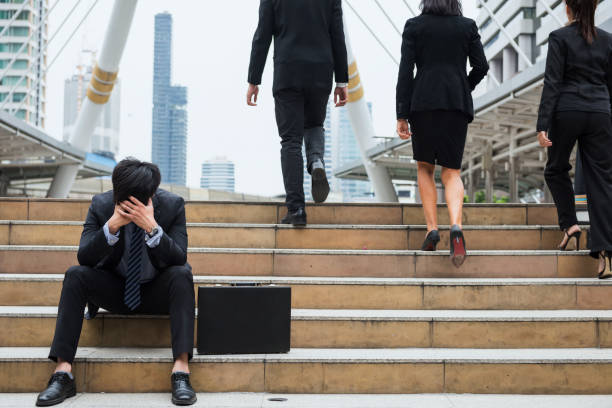 階段に座っている絶望的またはストレス実業家 - 転職で迷走 ストックフォトと画像